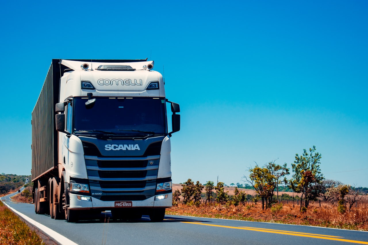 Camion Scania pe autostrada - soferi profesionisti din Pakistan pentru Romania
